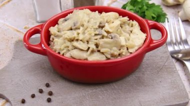 Tavuklu ve mantarlı pilav.