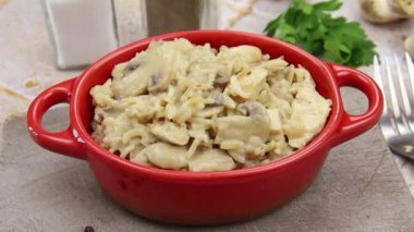 Tavuklu ve mantarlı pilav.