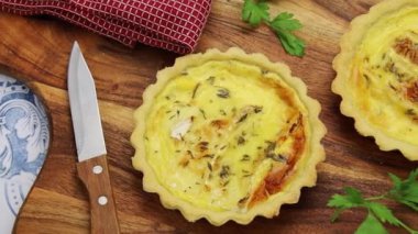 Tahta masadaki Breton kurabiyeleri