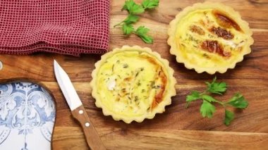 Kesme tahtasındaki küçük peynirli börekler.