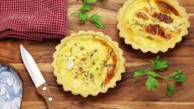 Kesme tahtasındaki küçük peynirli börekler.