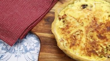 hindiba ve pastırmalı turta.