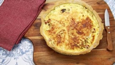 hindiba ve pastırmalı turta.