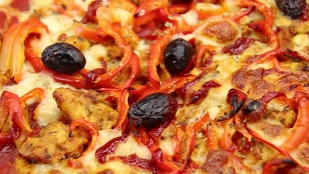 Pizza Pollo Pimienta Una Mesa — Vídeos de Stock