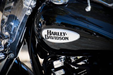 Harley Davidson marka bir motosikletin yakın çekimi.