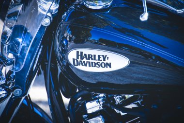 Harley Davidson marka bir motosikletin yakın çekimi.