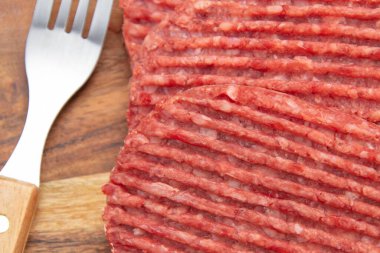 Kesme tahtasındaki çiğ biftekler