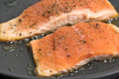 Tencerede alabalık pişiyor.