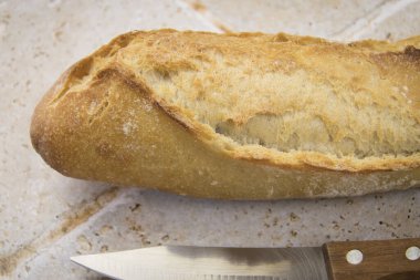 Ekmeği masaya yakın plan koy.