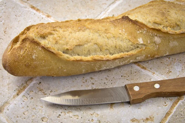 Baguettebrot Großaufnahme Auf Einem Tisch — Stockfoto