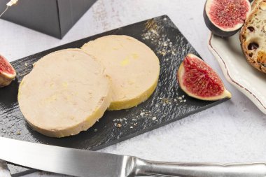 Bir tahtada kaz ciğeri dilimleri