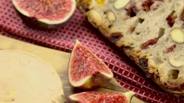 Kesme tahtasının üzerinde foie gras dilimleri.