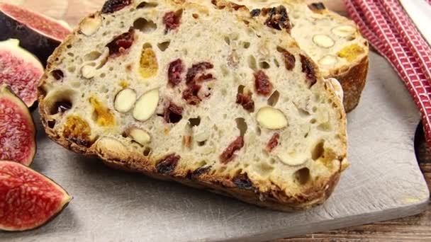 Sneetjes Brood Met Gedroogd Fruit Een Tafel — Stockvideo