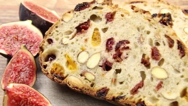 Sneetjes Brood Met Gedroogd Fruit Een Tafel — Stockvideo