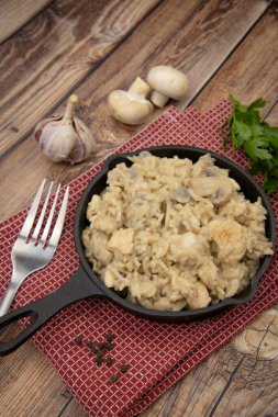 Tavuklu ve mantarlı pilav.