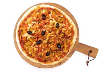 Beyaz arka planda izole edilmiş tavuk ve biberli pizza.