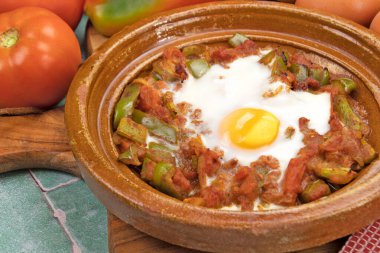 Masadaki Chakchouka tabağı