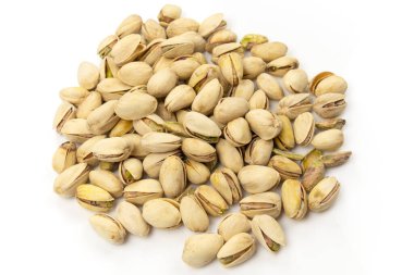 Beyaz arka planda izole edilmiş kavrulmuş fıstık.