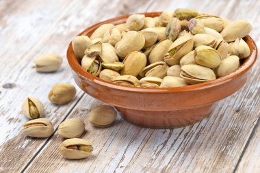 Masada kavrulmuş şam fıstığı.