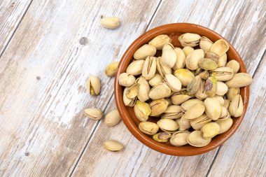 Masada kavrulmuş şam fıstığı.