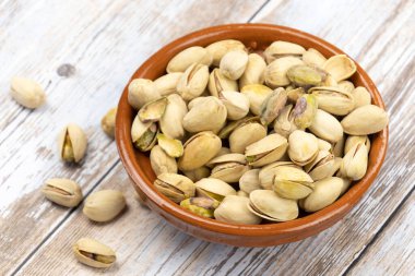 Masada kavrulmuş şam fıstığı.