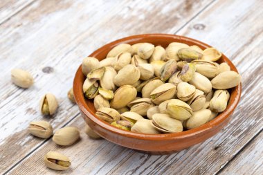 Masada kavrulmuş şam fıstığı.