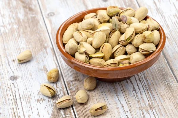 Masada kavrulmuş şam fıstığı.