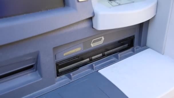 Bankbiljetten Die Uit Een Geldautomaat Komen — Stockvideo