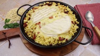 croziflette au reblochon sur une masası