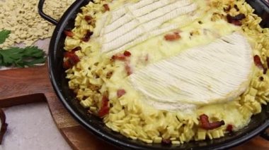 croziflette au reblochon sur une masası