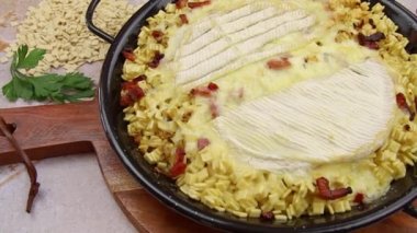 croziflette au reblochon sur une masası
