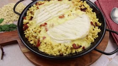 croziflette au reblochon sur une masası
