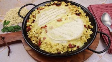 croziflette au reblochon sur une masası