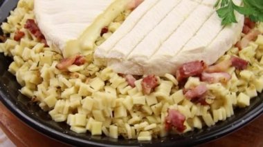 Bir masada reblochon croziflette