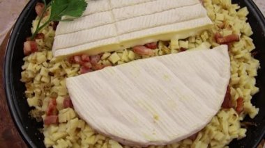 Bir masada reblochon croziflette