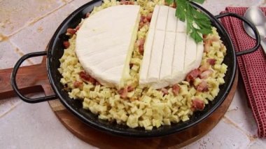 Bir masada reblochon croziflette