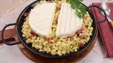 Bir masada reblochon croziflette