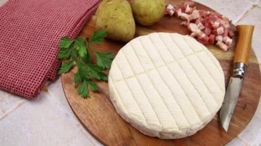 Kesme tahtasındaki tartiflet malzemeleri.