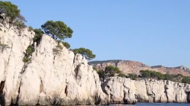 Denizden görünen Cassis dereleri.