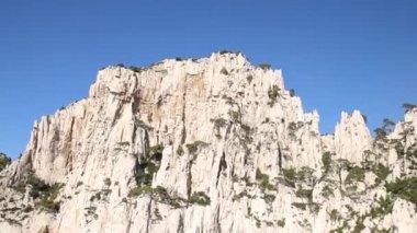 Denizden görünen Cassis dereleri.