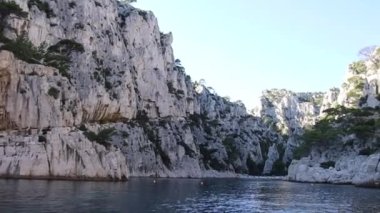 Denizden görünen Cassis dereleri.
