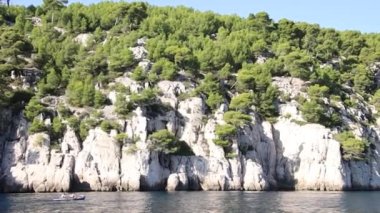 Denizden görünen Cassis dereleri.