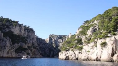 Denizden görünen Cassis dereleri.