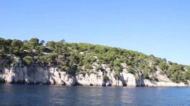 Denizden görünen Cassis dereleri.
