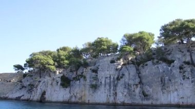 Denizden görünen Cassis dereleri.