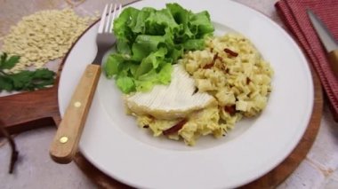Bir masada reblochon croziflette
