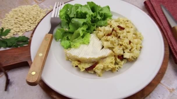 Reblochon Croziflette Uma Mesa — Vídeo de Stock