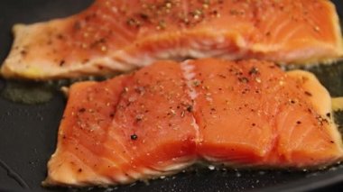 Tavada pişmiş somon bifteği.