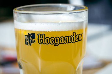Masada bir bardak Hoegaarden birası.