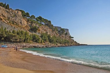 Cassis şehir plajı manzarası
